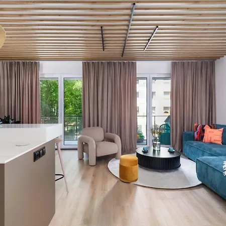 Family With A Sandbox On The Balcony In By Renters 公寓 科沃布热格