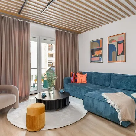 Family With A Sandbox On The Balcony In By Renters 公寓