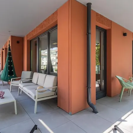 公寓 Family With A Sandbox On The Balcony In By Renters *