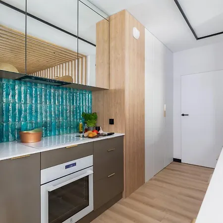 Family With A Sandbox On The Balcony In By Renters 公寓 科沃布热格