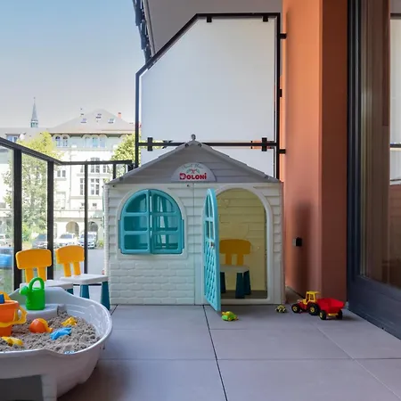 Family With A Sandbox On The Balcony In By Renters 公寓 科沃布热格