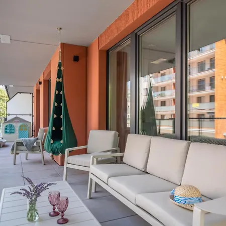 公寓 Family With A Sandbox On The Balcony In By Renters *