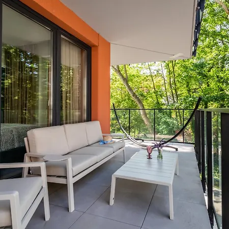 Family With A Sandbox On The Balcony In By Renters 公寓